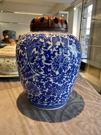 Pot en porcelaine de Chine en bleu et blanc &agrave; d&eacute;cor de rinceaux de lotus, 19&egrave;me