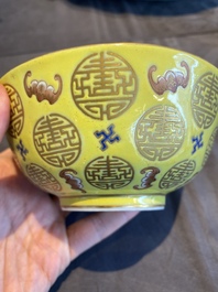 Bol en porcelaine de Chine &agrave; d&eacute;cor de chauves-souris et de caract&egrave;res Shou sur fond jaune, marque de Guangxu, R&eacute;publique