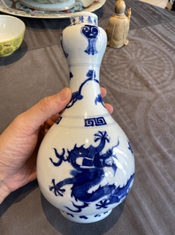 Vase de forme bouteille en porcelaine de Chine en bleu et blanc &agrave; d&eacute;cor de dragons, marque de Jiajing, 19/20&egrave;me