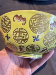 Bol en porcelaine de Chine &agrave; d&eacute;cor de chauves-souris et de caract&egrave;res Shou sur fond jaune, marque de Guangxu, R&eacute;publique