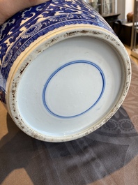 Een Chinese blauw-witte pot met lotusslingers, 19e eeuw