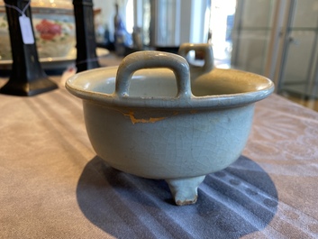 Een Chinese celadon-geglazuurde driepotige wierookbrander met kintsugi herstelling, Song