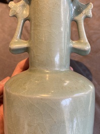 Un vase de type 'kinuta' en porcelaine de Chine c&eacute;ladon de Longquan, Song du Sud