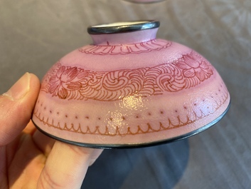 Bol couvert en porcelaine de Chine &agrave; fond rose, marque et &eacute;poque de Qianlong