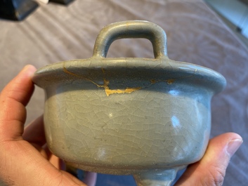 Een Chinese celadon-geglazuurde driepotige wierookbrander met kintsugi herstelling, Song