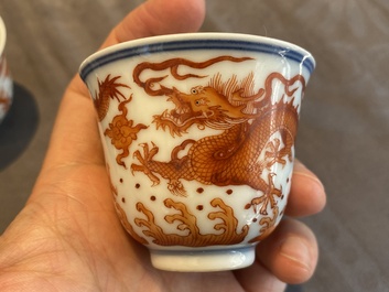Une coupe et une paire de tasses &agrave; vin en porcelaine de Chine &agrave; d&eacute;cor de dragons, 19/20&egrave;me