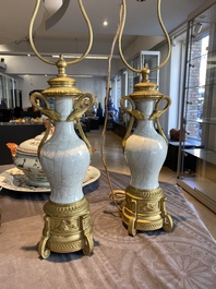 Paire de vases en porcelaine de Chine &agrave; fond craquel&eacute; aux montures en bronze dor&eacute;, Chine, 18&egrave;me