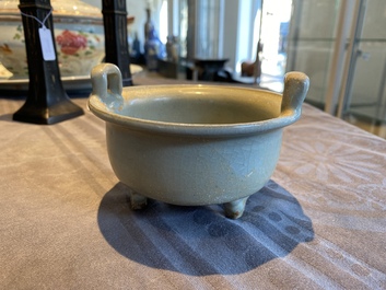 Een Chinese celadon-geglazuurde driepotige wierookbrander met kintsugi herstelling, Song