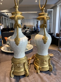 Paire de vases en porcelaine de Chine &agrave; fond craquel&eacute; aux montures en bronze dor&eacute;, Chine, 18&egrave;me