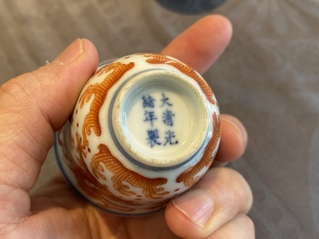 Une coupe et une paire de tasses &agrave; vin en porcelaine de Chine &agrave; d&eacute;cor de dragons, 19/20&egrave;me