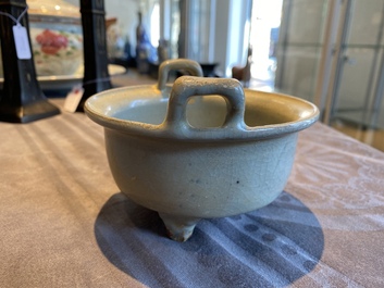 Een Chinese celadon-geglazuurde driepotige wierookbrander met kintsugi herstelling, Song