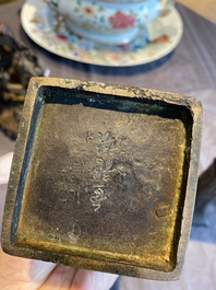 Een paar Chinese deels vergulde bronzen vazen, Ai Long Zhi 愛龍製 merk, late Ming of vroege Qing