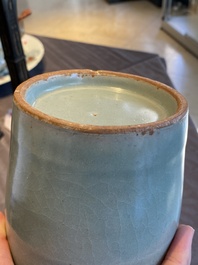 Een Chinese Longquan celadon 'kinuta' vaas, Zuidelijke Song