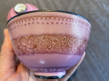 Bol couvert en porcelaine de Chine &agrave; fond rose, marque et &eacute;poque de Qianlong