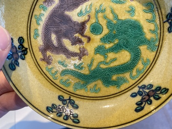 Een paar Chinese ijzerrode 'draken' wijnkoppen en een groen en aubergine 'draken' bordje met gele fondkleur, 19/20e eeuw