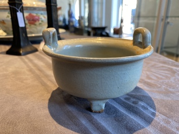 Een Chinese celadon-geglazuurde driepotige wierookbrander met kintsugi herstelling, Song