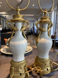 Paire de vases en porcelaine de Chine &agrave; fond craquel&eacute; aux montures en bronze dor&eacute;, Chine, 18&egrave;me