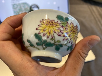 Een Chinese famille rose kom met floraal decor, Yongzheng merk, 20e eeuw