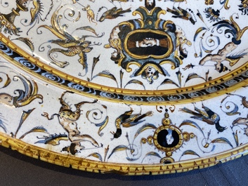 Grand plat en majolique italienne aux armes du Cardinal Toschi, Deruta, dat&eacute; 1609