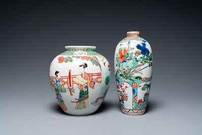 Trois vases en porcelaine de Chine famille rose, deux en famille verte et un plat, 19/20&egrave;me