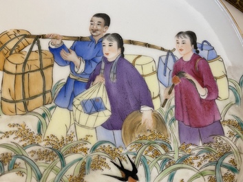 Plat en porcelaine de Chine &agrave; d&eacute;cor de la R&eacute;volution Culturelle figurant un paysan et ses deux filles, dat&eacute; 1973