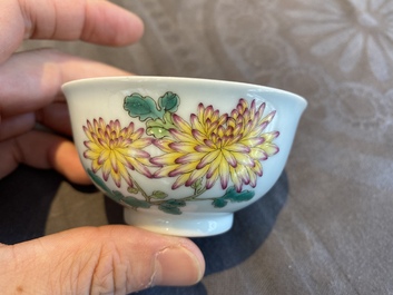 A Chinese famille rose cup with floral design, Yongzheng mark, 20th C.