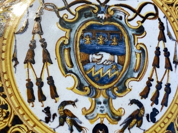 Grand plat en majolique italienne aux armes du Cardinal Toschi, Deruta, dat&eacute; 1609