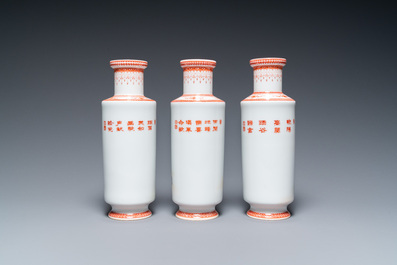 Trois vases en porcelaine de Chine &agrave; d&eacute;cor de la R&eacute;volution Culturelle, sign&eacute;s Zhang Wenchao 章文超 et Wu Kang 吳康