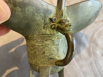 Verseuse de type 'jue' en bronze avec une inscription et dat&eacute;e 1701, Chine, Kangxi