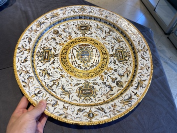 Een grote Italiaanse majolica schotel met het wapen van Kardinaal Toschi, Deruta, gedat. 1609