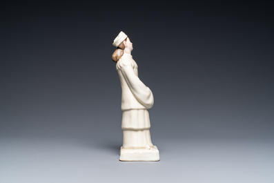 Sculpture d'une femme russe de la R&eacute;volution Culturelle en porcelaine de Chine