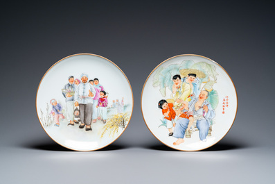 Cinq plats en porcelaine de Chine &agrave; d&eacute;cor de la R&eacute;volution Culturelle, sign&eacute;s Wu Kang 吳康, Zhang Wenchao 章文超 et Zhao Huimin 趙惠民, dat&eacute;s '72 et '75