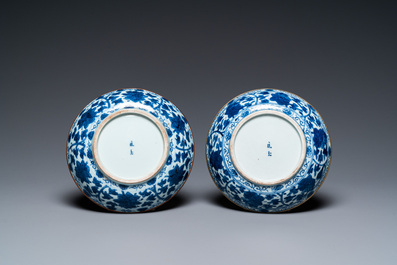 A pair of Chinese blue and white 'Bleu de Hue' plates for the Vietnamese market, Ngoạn ngọc 玩玉 mark, 19th C.