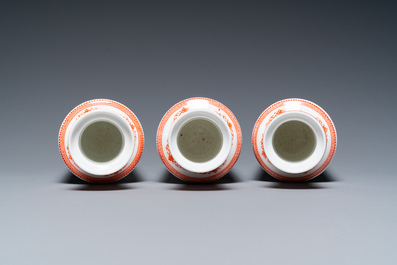 Trois vases en porcelaine de Chine &agrave; d&eacute;cor de la R&eacute;volution Culturelle, sign&eacute;s Zhang Wenchao 章文超 et Wu Kang 吳康