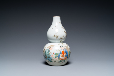 Trois vases en porcelaine de Chine &agrave; d&eacute;cor de la R&eacute;volution Culturelle, un sign&eacute; Cheng Guang 程光, un dat&eacute; 1974