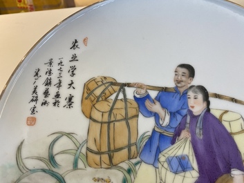 Een Chinese schotel met Culturele Revolutie decor van een boer met zijn dochters, gedat. 1973
