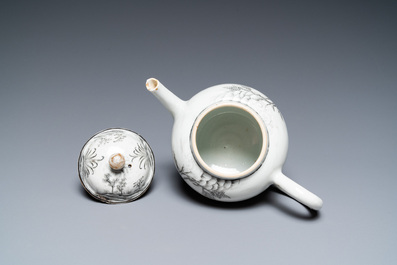 Th&eacute;i&egrave;re couverte en porcelaine de Chine &agrave; d&eacute;cor en grisaille d'une sc&egrave;ne d'Europ&eacute;ens, Qianlong