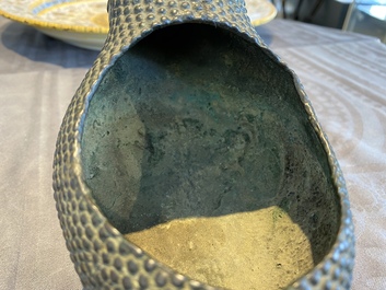 Een Chinese bronzen wierookbrander in de vorm van een driepotige pad, Ming