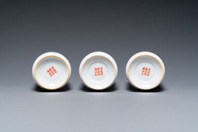 Trois vases en porcelaine de Chine &agrave; d&eacute;cor de la R&eacute;volution Culturelle, sign&eacute;s Zhang Wenchao 章文超 et Wu Kang 吳康