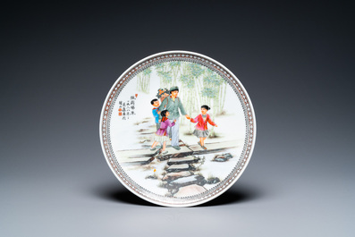 Trois plats en porcelaine de Chine &agrave; d&eacute;cor de la R&eacute;volution Culturelle, deux sign&eacute;s Zhang Jian 章鑒 et Wu Kang 吳康 et dat&eacute;s 1963 et 1968