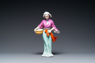 Een Chinese porseleinen Culturele Revolutie sculptuur van een dame met wasmand