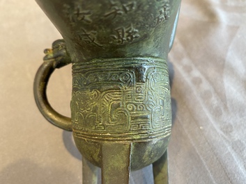 Verseuse de type 'jue' en bronze avec une inscription et dat&eacute;e 1701, Chine, Kangxi