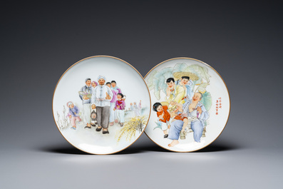 Cinq plats en porcelaine de Chine &agrave; d&eacute;cor de la R&eacute;volution Culturelle, sign&eacute;s Wu Kang 吳康, Zhang Wenchao 章文超 et Zhao Huimin 趙惠民, dat&eacute;s '72 et '75