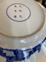 Deux plats en porcelaine de Chine en bleu et blanc, marque de Chenghua, Kangxi