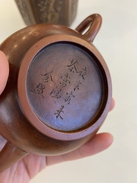 Een Chinese Yixing steengoed theepot en theebus, 19/20e eeuw