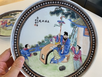 Deux plats en porcelaine de Chine famille rose, sign&eacute;s Zou Yunzhen 鄒雲珍, 20&egrave;me