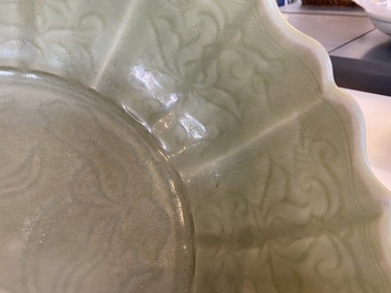 Een grote Chinese Longquan celadon kom met onderglazuur lotusdecor, Ming