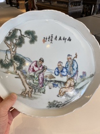 Een Chinees famille rose plateau met go-spelers en een qianjiang cai hoedensteun, 19/20e eeuw