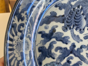 Plat en porcelaine Arita de Japon en bleu et blanc &agrave; d&eacute;cor de tortues de mer, Edo, 18&egrave;me