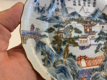 Paire de coupes aux vues sur la province de Jiangxi en porcelaine de Chine famille rose, marque de Daoguang, 19/20&egrave;me